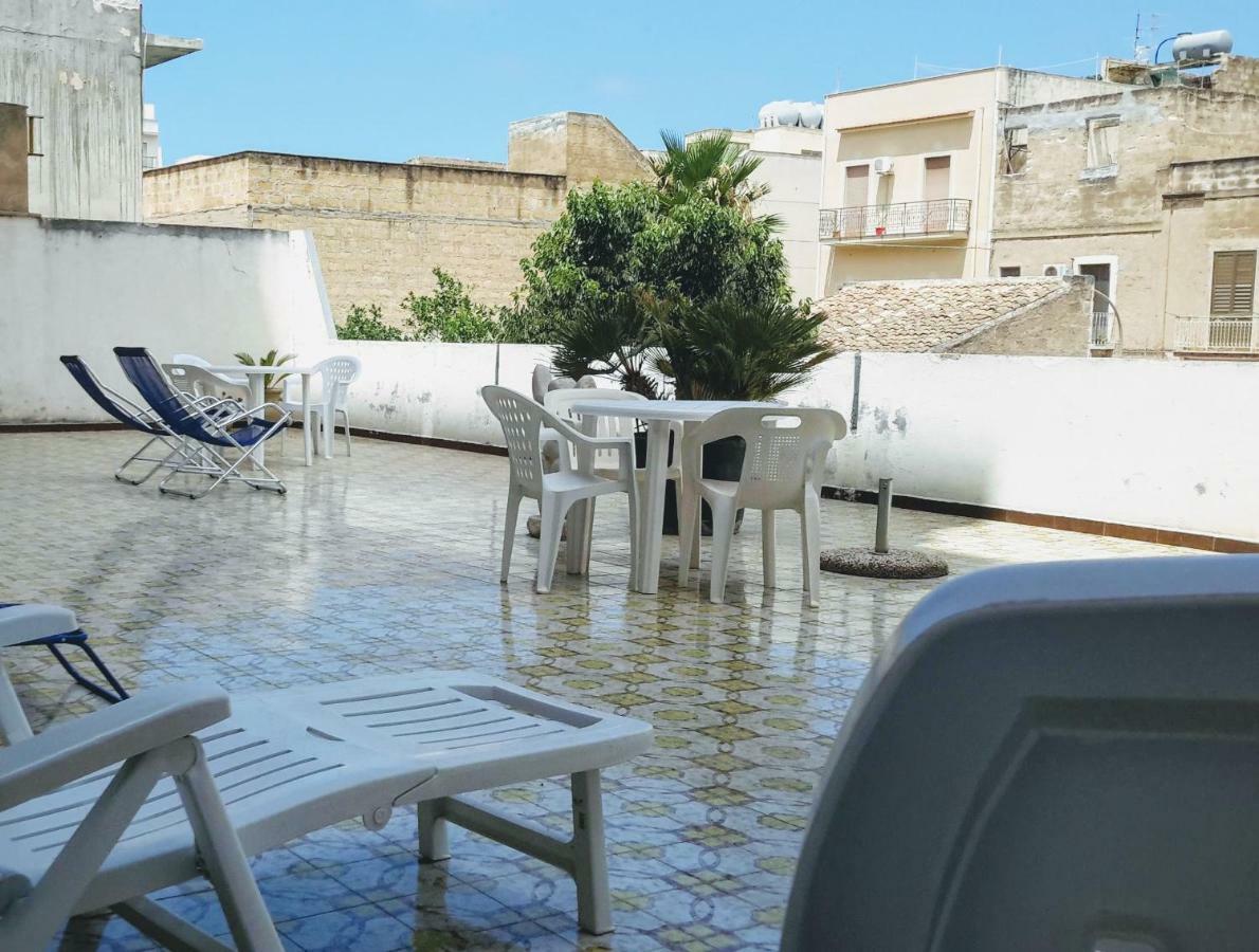 Una Terrazza Nel Sole Appartamento Di Tre Camere E Terrazza Trapani Exterior photo